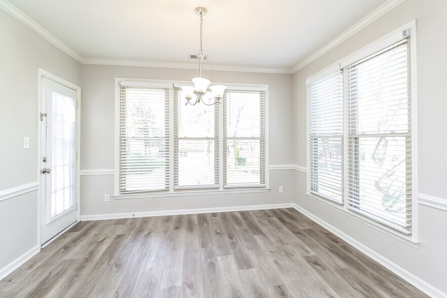 Building Photo - 707 Trailing Rock Dr