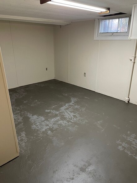 Building Photo - 829 Custer Ave