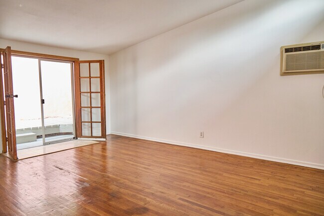 Building Photo - 6148 Glen Holly St