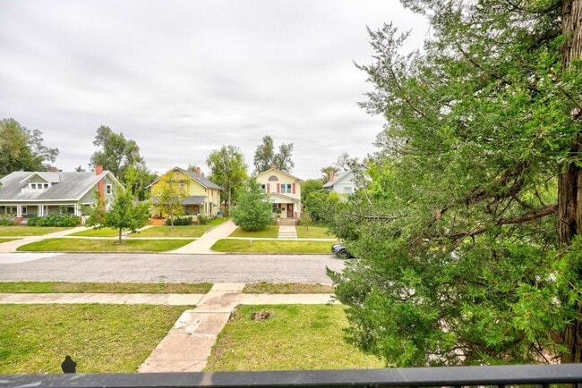 Building Photo - Exquisite 1 Bedroom Brownstone Apartment Steps Away from The Plaza District!