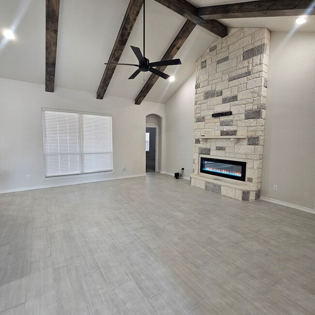 Building Photo - Beautiful new custom home