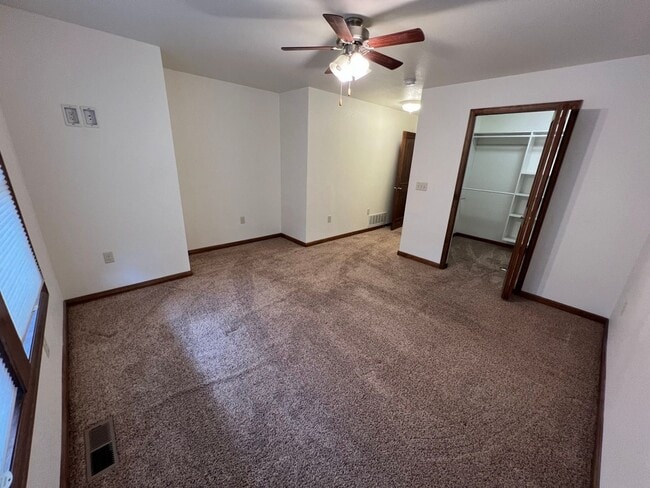 Building Photo - 409 S Broadway Ave