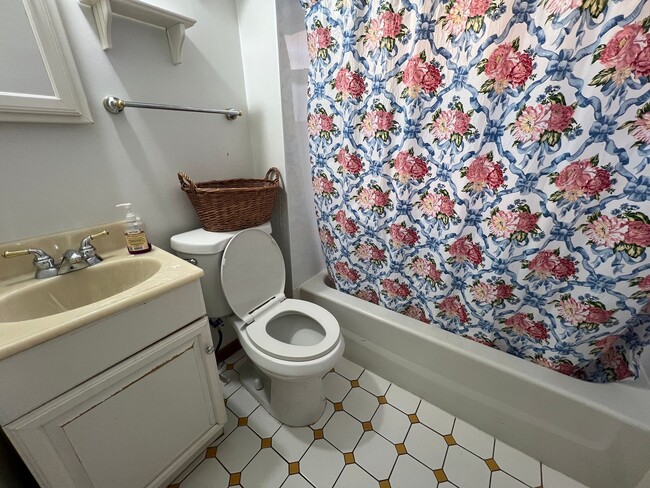 Building Photo - Sharpsburg - 3 BR House, Dining Room, Larg...