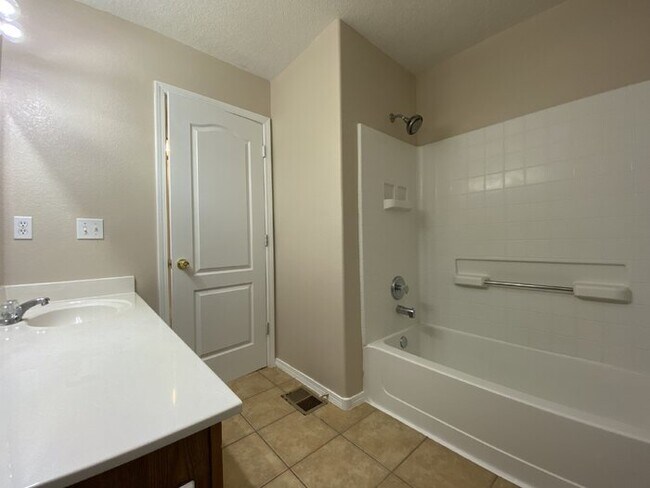 Building Photo - 2 Story - Master on Main Floor - Loft Upst...