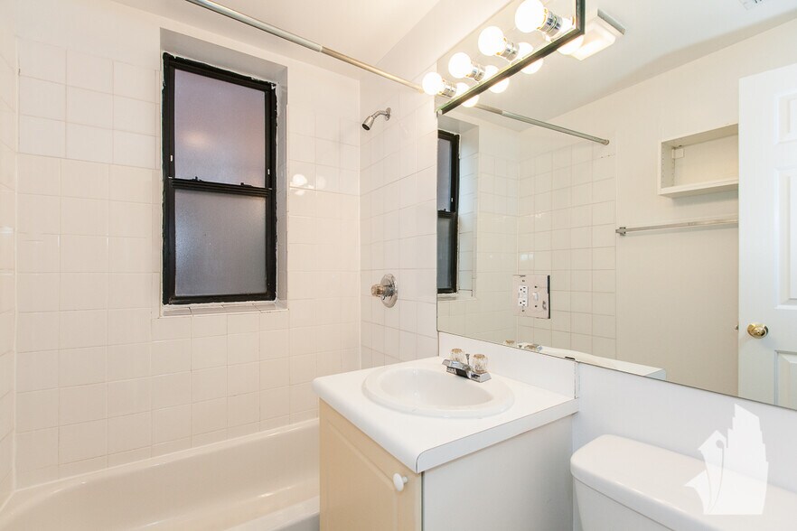 Building Photo - 911 W Dakin St