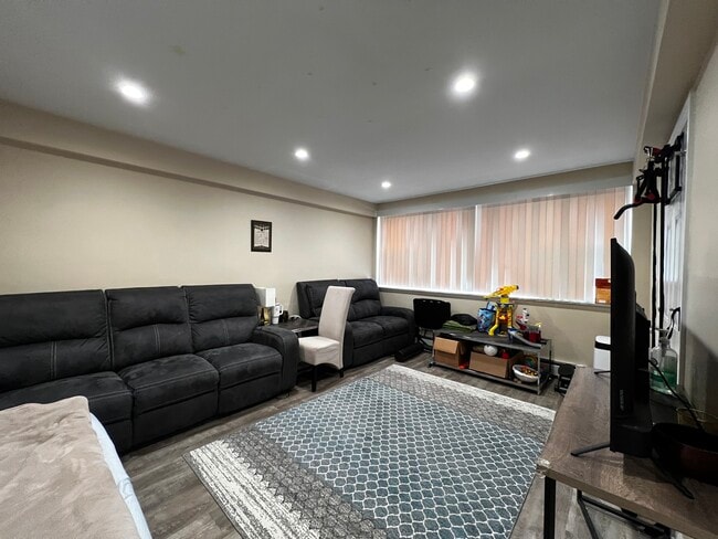 Building Photo - 8052 N Oriole Ave