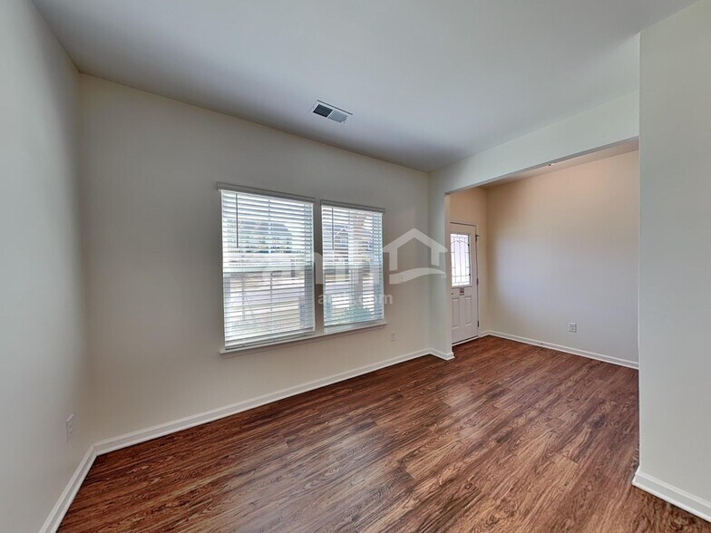 Building Photo - 553 Larragan Dr