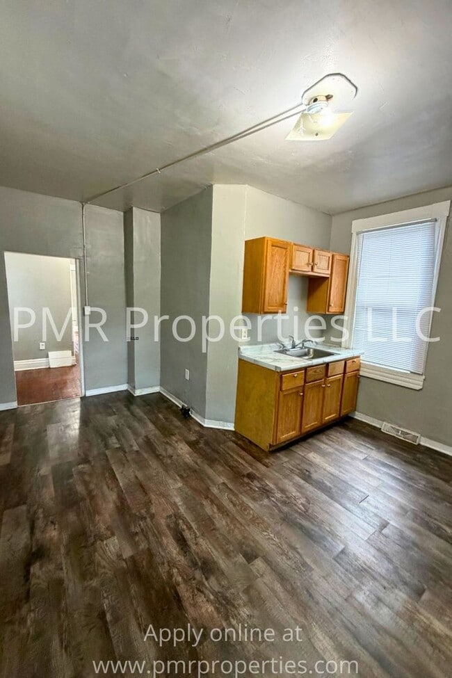 Building Photo - 1 Bedroom /1 Bathroom Apartment