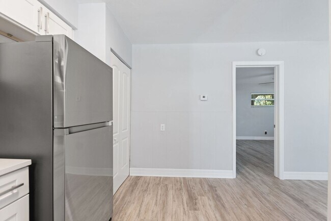 Building Photo - A Truly Charming Find! Discover this stunning 1-bedroom, 1-bath duplex in the highly sought-after...