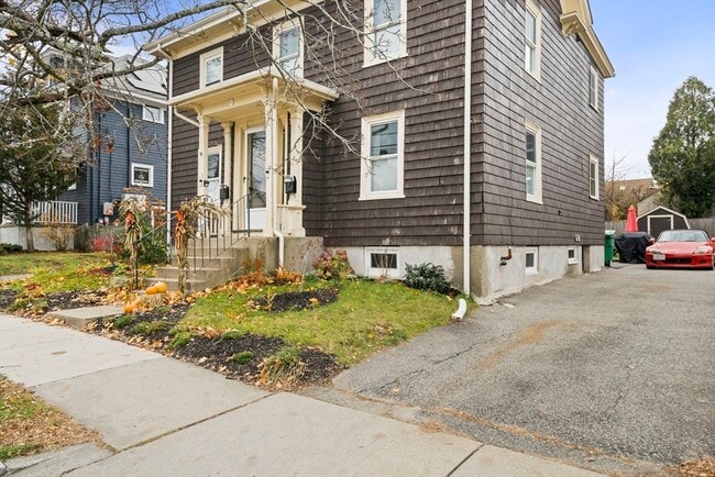 Building Photo - 57 Cook St