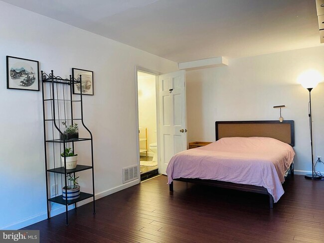 Building Photo - 928 Venice Dr