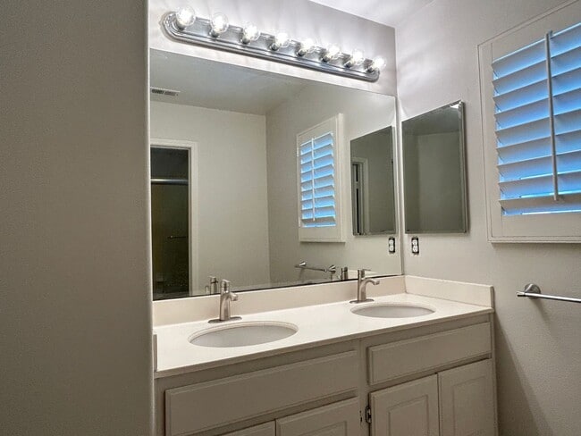 Building Photo - Beautiful 4 Bed 3 Bath Fullerton Home with Office