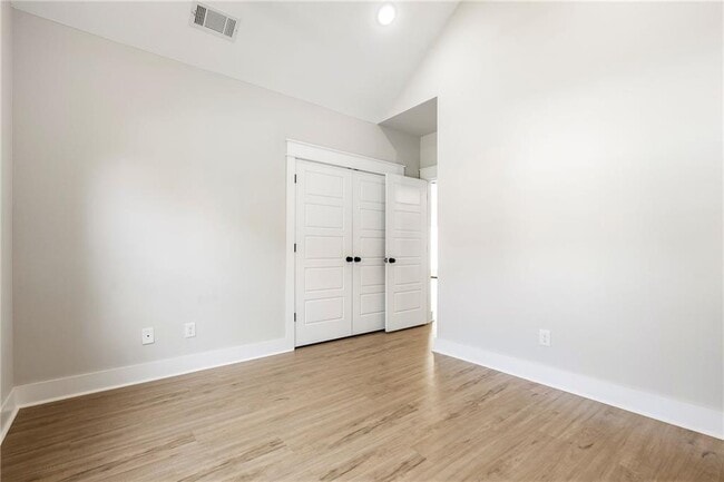 Building Photo - 19 Theale Ln