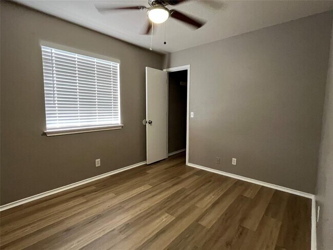 Building Photo - 15106 Chamberlain Ct