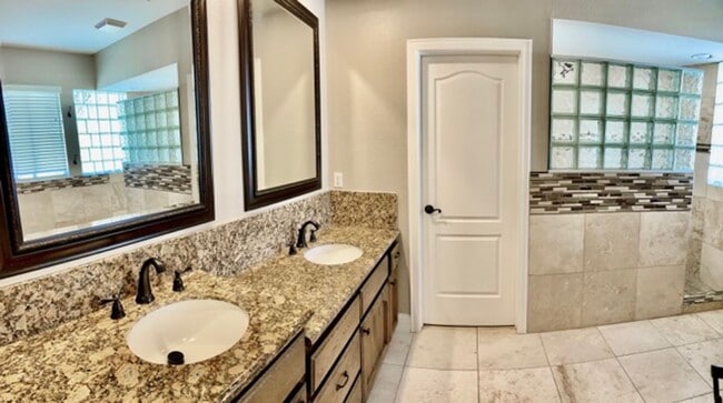 Building Photo - $3,500 Private pool, Solar Panels, 5 Bed, ...