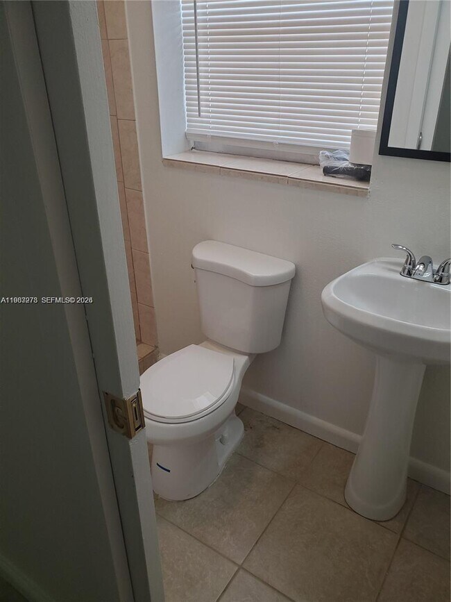 Building Photo - 831 SW 14th Ct