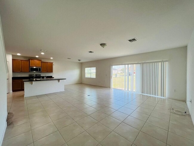 Building Photo - Luxury 5 Bedrooms 3 Bathrooms Single Family House For Rent