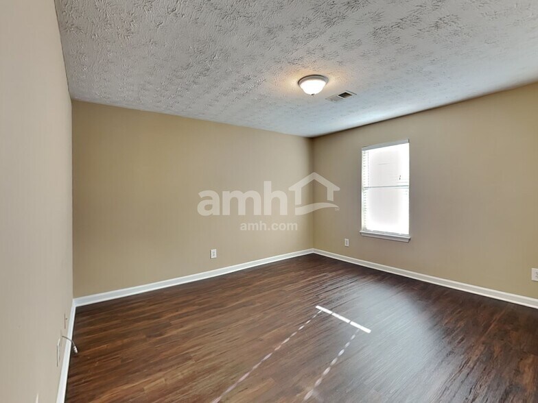 Building Photo - 685 Oxford Hall Dr SW