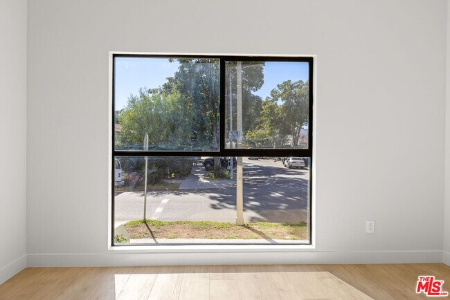 Building Photo - 7229 Willoughby Ave