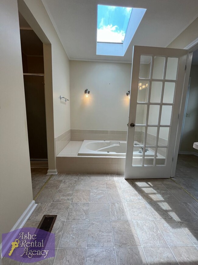 Building Photo - Charming 3bd/2ba House In West Jefferson