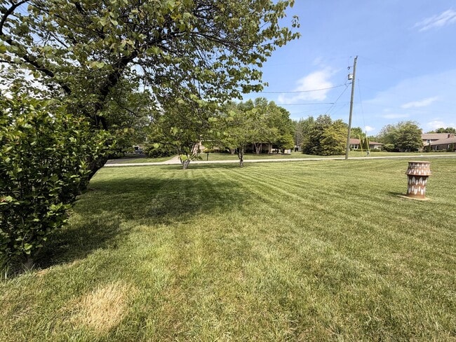 Building Photo - Hilltop Charm in Floyds Knobs – Spacious All-Brick Beauty with Room to Grow!
