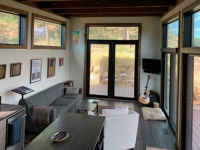 Living room connects to kitchen - 600 Indian Lookout Rd