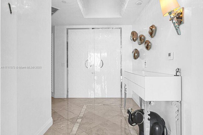 Building Photo - 16051 Collins Ave