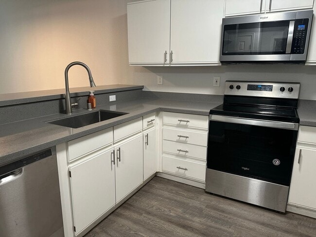 Building Photo - Remodeled and spacious 1 bedroom, 1 bathroom Condo in Downtown San Jose