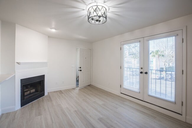 Building Photo - Walking distance to beach!