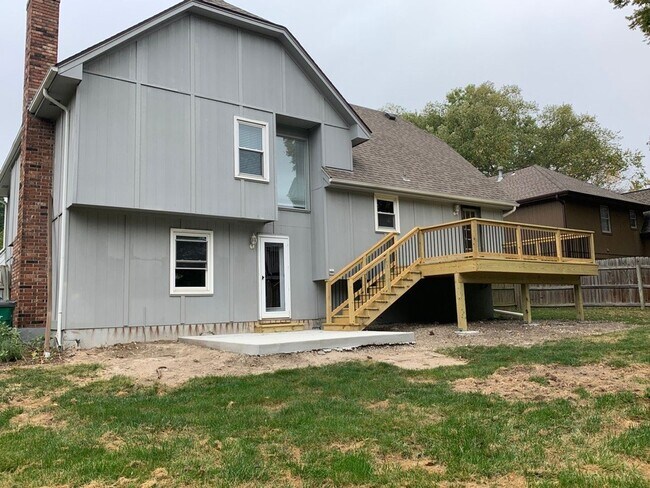 Building Photo - Large 4 Bedroom/3 Bath Home in Lee's Summit