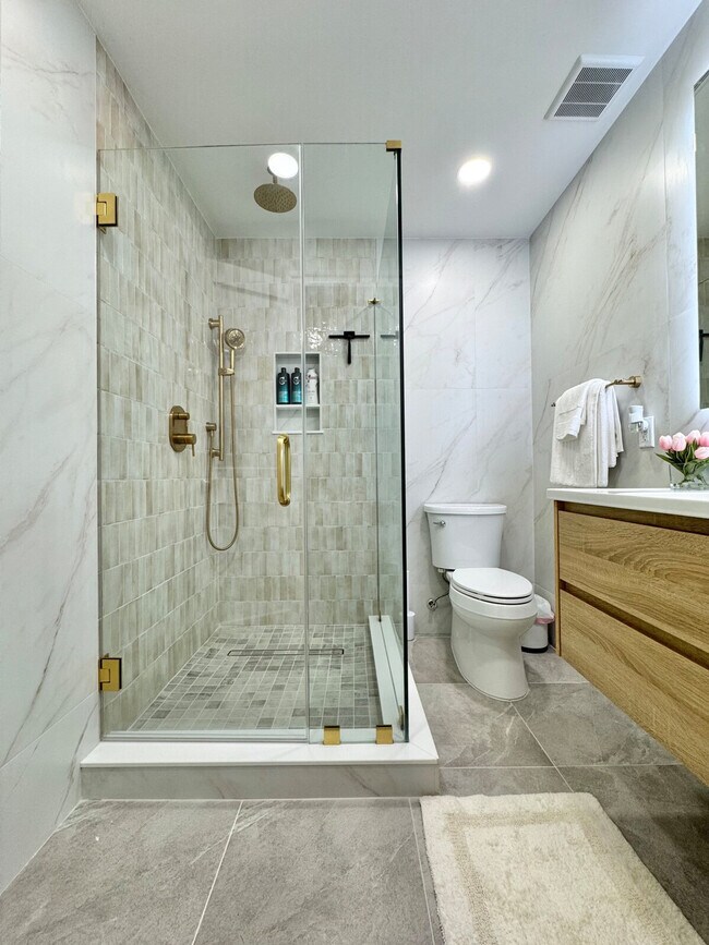 Building Photo - 240 Norgrove Ave