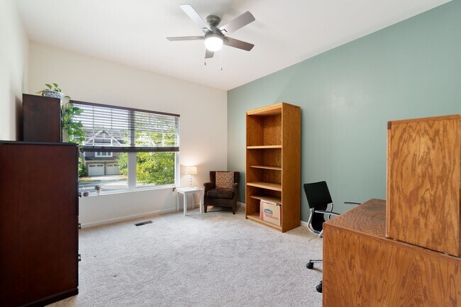 Building Photo - Incredible 3be/2.5ba House In Quiet Neighb...