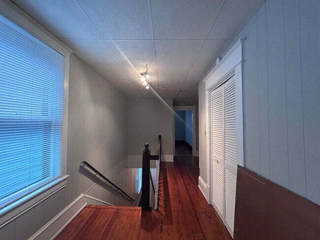 Building Photo - Spacious 3 BR home, Minutes to Medical Cen...