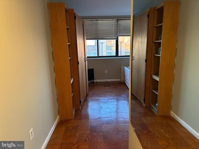 Building Photo - 522 21st St NW