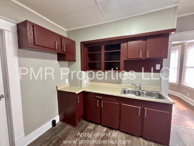 Building Photo - 2 Bedrooms / 1 Bathroom House