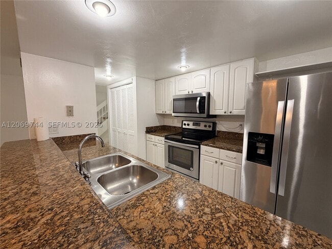 Building Photo - 4004 SW 68th Ln