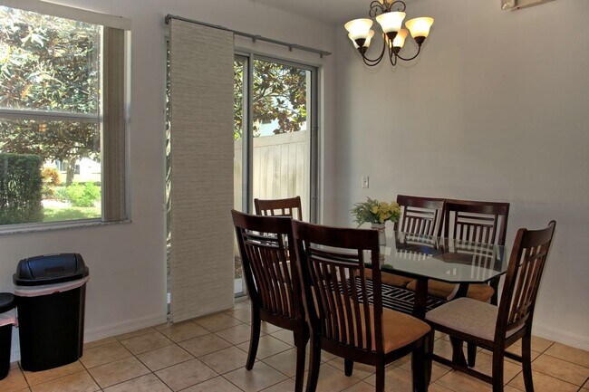Building Photo - Gorgeous Fully Furnished Townhome Close to...