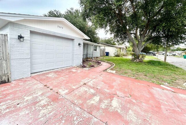 Building Photo - 3323 Fairmount Dr