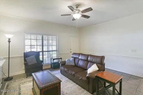 Building Photo - 631 Live Oak Dr