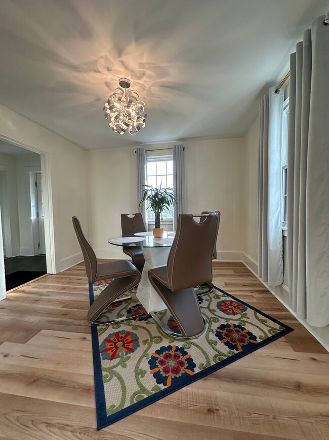 Building Photo - 3 bedroom, 2 bath, furnished Kingsport, TN
