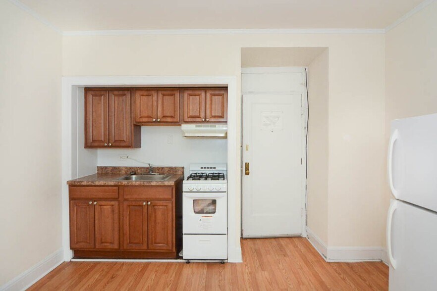 Building Photo - 3335 W Diversey Ave