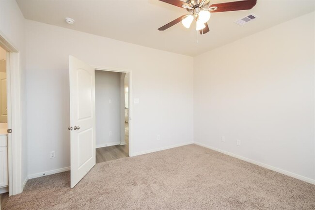 Building Photo - 25326 Shadowdale Dr