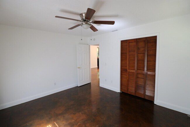 Building Photo - 4225 Oak Ln