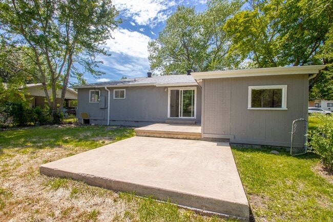 Building Photo - 119 Poinsetta Dr