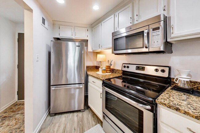 Building Photo - 2bd/2.5ba hideaway in the heart of Reston - incredible location $2750+util.