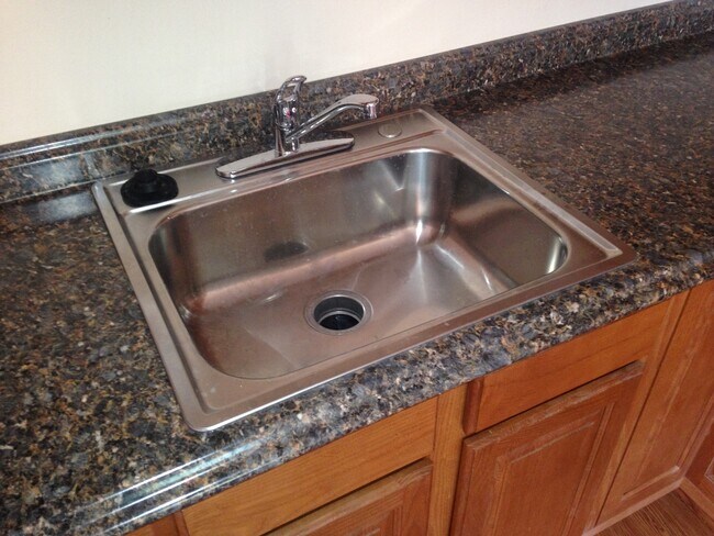 Building Photo - 3 BEDROOM REMODELED UNIT!