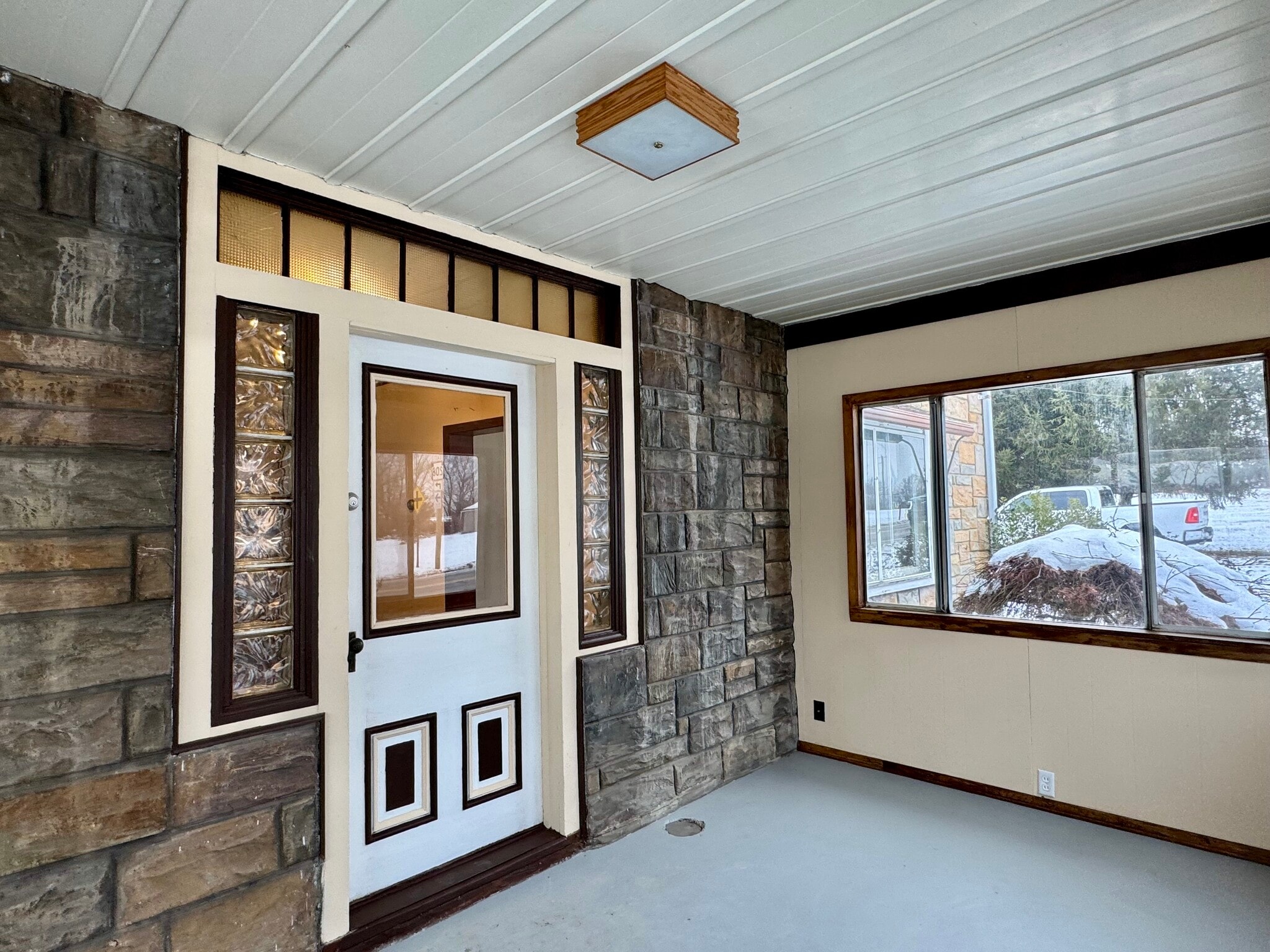 Building Photo - 1802 Perry Hwy