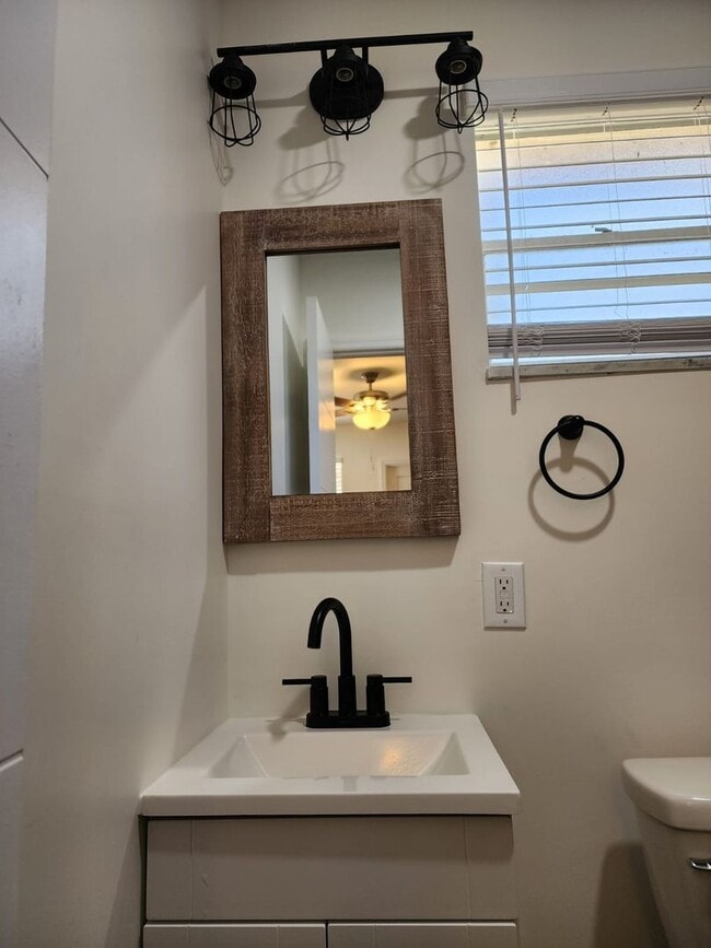 Building Photo - Special Pricing! Beautifully Updated 2-Bedroom Home in Prime Location!