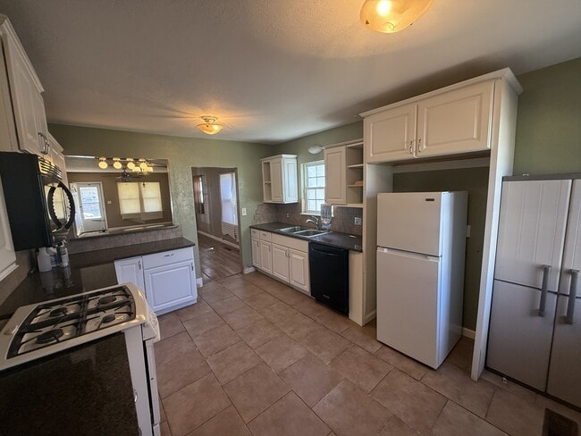 Building Photo - 804 E 6th