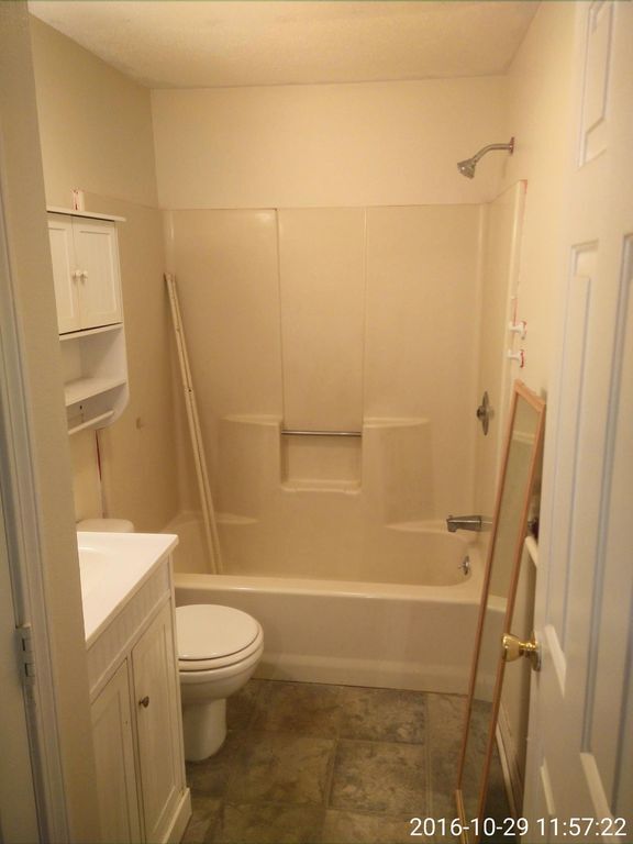 Full bathroom - 1847 Middlesex St